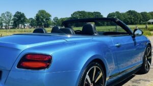 Een prachtige zee blauwe Bentley Cabriolet, in een natuurlijke omgeving, waar de lak van is beschermd met de FLON HighSolid Ceramic Coating